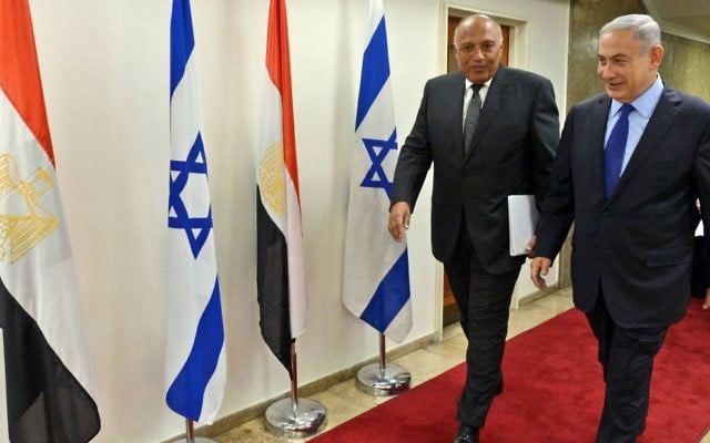 Le Premier ministre Benjamin Netanyahu et le ministre égyptien des Affaires étrangères Sameh Choukri dans les bureaux du Premier ministre à Jérusalem, le 10 juillet 2016. (Crédit : Haim Zach/GPO)