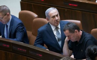 Des ministres pendant la plénière de la Knesset avant le vote de la loi controversée sur le financement des ONG, le 11 juillet 2016. De gauche à droite : Gilad Erdan, ministre de la Sécurité intérieure, Benjamin Netanyahu, Premier ministre, Yisrael Katz, ministre des Transports et des Renseignements. (Crédit : Yonatan Sindel/Flash90)