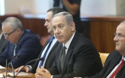 Le Premier ministre Benjamin Netanyahu mène la réunion hebdomadaire du cabinet, à Jérusalem, le 17 juillet 2016. (Crédit : Alex Kolomoisky/Pool)