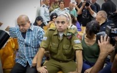 Elor Azaria, au centre, un soldat israélien qui a tué un terroriste palestinien à Hébron, pendant une audience à la Cour militaire de Jaffa, le 26 juillet 2016. (Crédit : Flash90)