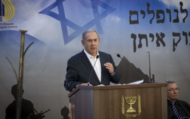 Le Premier ministre Benjamin Netanyahu pendant une cérémonie marquant les deux ans de l'opération Bordure protectrice au cimetière militaire du mont Herzl, à Jérusalem, le 26 juillet 2016. (Crédit : Miriam Alster/Flash90) Le Premier ministre Benjamin Netanyahu pendant une cérémonie marquant les deux ans de l'opération Bordure protectrice au cimetière militaire du mont Herzl, à Jérusalem, le 26 juillet 2016. (Crédit : Miriam Alster/Flash90)