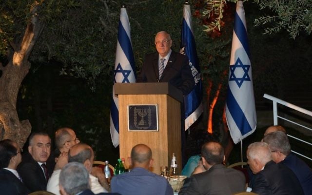 Le président Reuven Rivlin préside un iftar, repas pour rompre le jeûne du Ramadan, le dimanche 3 juillet 2016. (Crédits : Amos Ben Gershom / GPO) Le président Reuven Rivlin préside un iftar, repas pour rompre le jeûne du Ramadan, le dimanche 3 juillet 2016. (Crédits : Amos Ben Gershom / GPO)