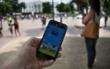 Un homme joue à Pokémon GO devant la Maison Blanche, à Washington, D.C., le 12 juillet 2016. (Crédit : Jim Watson/AFP/Getty Images)