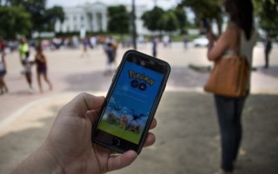 Un homme joue à Pokémon GO devant la Maison Blanche, à Washington, D.C., le 12 juillet 2016. (Crédit : Jim Watson/AFP/Getty Images)