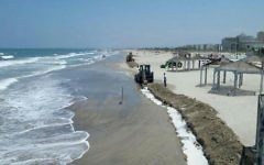Les travaux pour empêcher la propagation d'une fuite de pétrole dans la baie de Haïfa, le 5 juillet 2016. (Crédit : ministère de l'Ecologie)