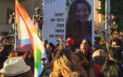 La Gay Pride de Jérusalem passe par l'endroit où Shira Banki, 16 ans, a été assassinée en 2015, le 21 juillet 2016. (Crédit : Times of Israel)