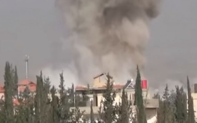 Une frappe aérienne présumée russe sur le camp de réfugiés palestiniens de Khan Eshieh, dans le sud de la Syrie, en mai 2016. (Crédit : capture d'écran YouTube) Une frappe aérienne présumée russe sur le camp de réfugiés palestiniens de Khan Eshieh, dans le sud de la Syrie, en mai 2016. (Crédit : capture d'écran YouTube)