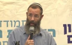 Le rabbin Yigal Levinstein pendant la conférence "Sion et Jérusalem", en juillet 2016. (Crédit : Capture d'écran/Youtube)