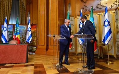 Le Premier ministre Benjamin Netanyahu et le Premier ministre éthiopien Hailemariam Desalgn se serrent la main à Addis Abeba le 7 juillet 2016 (Crédit : Bureau du Premier ministre)
