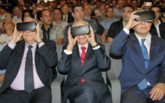 De gauche à droite : le président Reuven Rivlin, l'ancien président Shimon Peres, et le Premier ministre Benjamin Netanyahu avec des casques de réalité virtuelle, pendant l'inauguration du Centre pur l'innovation, le 21 juillet 2016. (Crédit : autorisation)
