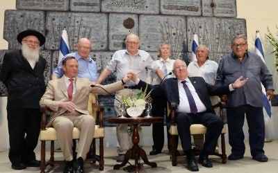 Le président a reçu les descendants d'Eugène, 11e prince de la famille de Ligne, et de sa femme Philippine, qui ont sauvé des centaines d'enfants juifs pendant la guerre, le 13 juillet 2016 (Crédit : Mark Neiman (GPO))