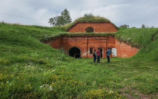 Une équipe de tournage se préparant à enregistrer dans un ancien camp de concentration connu  sous le nom de Septième Fort à Kaunas, en Lituanie, le 12 juillet 2016. (Photo: Cnaan Liphshiz)