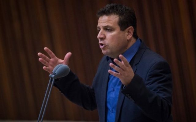 Ayman Odeh, président de la Liste arabe unie, pose une question au Premier ministre Benjamin Netanyahu pendant une session de question parlementaire à la Knesset, le 18 juillet 2016. (Crédit : Hadas Parush/Flash90)