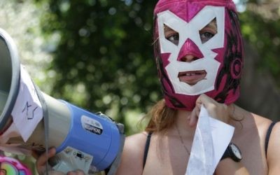 Une manifestante de la SlutWalk annuelle de Tel Aviv, le 8 juillet 2016. (Crédit : Luke Tress/Times of Israel)