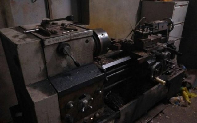 Une perceuse confisquée par les forces de sécurité israéliennes, qui aurait été utilisée pour produire des armes illégales dans le village d'Urif, en Cisjordanie, le 10 juillet 2016. (Crédit : Shin Bet) Une perceuse confisquée par les forces de sécurité israéliennes, qui aurait été utilisée pour produire des armes illégales dans le village d'Urif, en Cisjordanie, le 10 juillet 2016. (Crédit : Shin Bet)