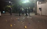 L'endroit où un homme a été abattu par la police après avoir menacé les officiers, dans la rue Petah Tikva, dans le sud de Tel Aviv, le 28 juillet 2016 (Crédit : police israélienne)