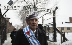 Miroslaw Celka, survivant d'Auschwitz, a rendu hommage à ses camarades tombés au "mur de la mort", lieu d'exécution de l'ancien camp d'extermination d'Auschwitz, à Oswiecim, en Pologne, au 70e anniversaire de la libération du camp nazi, le 27 janvier 2015. (Crédit : Odd Andersen/AFP)