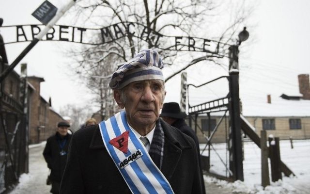 Miroslaw Celka, survivant d'Auschwitz, a rendu hommage à ses camarades tombés au "mur de la mort", lieu d'exécution de l'ancien camp d'extermination d'Auschwitz, à Oswiecim, en Pologne, au 70e anniversaire de la libération du camp nazi, le 27 janvier 2015. (Crédit : Odd Andersen/AFP) Miroslaw Celka, survivant d'Auschwitz, a rendu hommage à ses camarades tombés au "mur de la mort", lieu d'exécution de l'ancien camp d'extermination d'Auschwitz, à Oswiecim, en Pologne, au 70e anniversaire de la libération du camp nazi, le 27 janvier 2015. (Crédit : Odd Andersen/AFP)