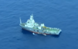 Capture d'écran d'une vidéo postée le 21 mai 2016 par le porte-parole des Forces armées égyptiennes montrant un bateau égyptien récupérant les débris de l'épave du vol EgyptAir 804 (Crédit : capture d'écran YouTube)