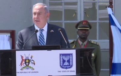 Benjamin Netanyahu lors d'une cérémonie de commémoration dans l'ancien aéroport d'Entebbe en Ouganda, le 4 juillet 2016 (Crédit : capture d'écran YouTube)
