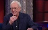 L'acteur britannique Michael Caine parlant à Stephen Colbert au cours de l'émission The Late Show en novembre 2015 (Crédit : capture d'écran YouTube)