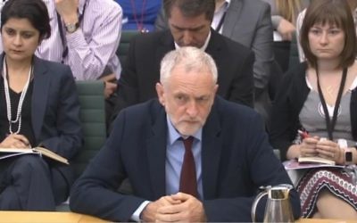 Jeremy Corbyn, dirigeant du Labour britannique, répond aux questions de la commission des Affaires domestiques sur l'antisémitisme, au parlement britannique, le 4 juillet 2016. (Crédit : capture d'écran parliamentlive.tv)