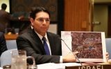 Danny Danon, ambassadeur d'Israël à l'ONU, montre au Conseil de sécurité une carte des positions du Hezbollah dans le sud du Liban, pendant une réunion sur le 10e anniversaire de la fin de la deuxième guerre du Liban, le 12 juillet 2016. (Crédit : autorisation)