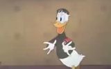 Donald Duck en uniforme nazi, dans un court métrage de propagande antinazie de Walt Disney. (Crédit : capture d'écran YouTube/Solarer111)