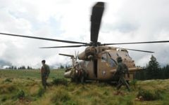 Une équipe de secours de l'armée israélienne cherchent les corps des victimes d'un accident d'hélicoptère en Roumanie, le 28 juillet 2010. (Crédit : unité des porte-paroles de l'armée israélienne/Flash90)