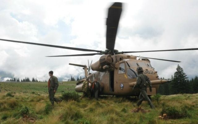 Une équipe de secours de l'armée israélienne cherchent les corps des victimes d'un accident d'hélicoptère en Roumanie, le 28 juillet 2010. (Crédit : unité des porte-paroles de l'armée israélienne/Flash90)