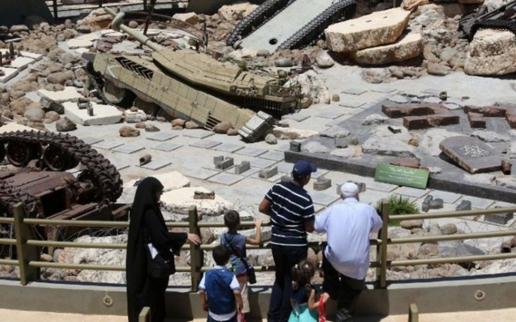 Des visiteurs regardent des chars laissés au Liban par l'armée israéliennes au "Musée-monument touristique de la Résistance' créé par le Hezbollah  à Mlita  dans le sud du Liban, le 12 juillet 2016 (Crédit : MAHMOUD ZAYYAT / AFP )