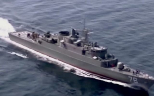 Un navire iranien lors d'un exercice dans le détroit d'Ormuz (Crédit : capture d'écran YouTube)