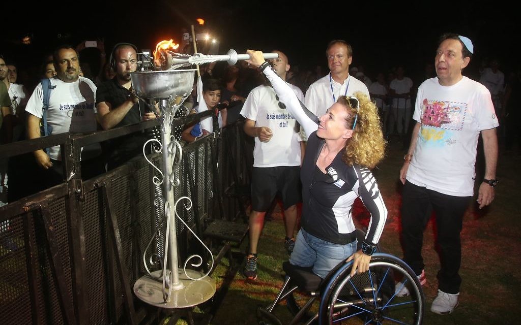 Pascale Berkovitch, sportive paraolympique, allume la vasque de l'Olimpiada, le 30 juin 2016 à Jérusalem. (Crédits : autorisation)
