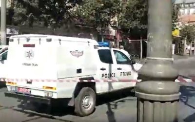 La police a fermé la route de Jaffa après l'identification d'un Palestinien portant une bombe, dans le centre de Jérusalem, le 17 juillet 2016. (Crédit : capture d'écran YouTube)