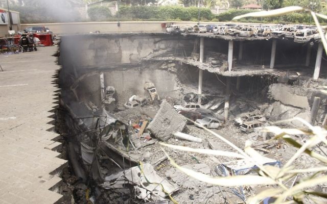 Les débris de voitures et autres au centre commercial Westgate à Nairobi, Kenya, suite à une attaque par des militants islamiques, le 26 septembre 2013 (Crédit : JTA/Kenyan Presidential Press Service/via Getty Images) Les débris de voitures et autres au centre commercial Westgate à Nairobi, Kenya, suite à une attaque par des militants islamiques, le 26 septembre 2013 (Crédit : JTA/Kenyan Presidential Press Service/via Getty Images)
