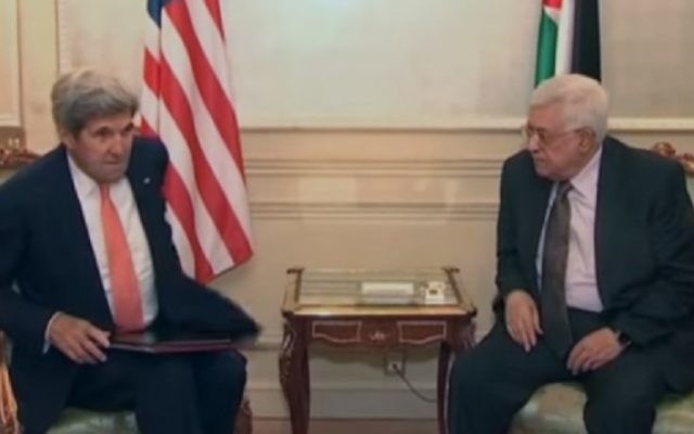 Le secrétaire d'Etat américain John Kerry, à gauche, et le président de l'Autorité palestinienne Mahmoud Abbas à Paris, le 30 juillet 2016. (Crédit : capture d'écran Euronews) Le secrétaire d'Etat américain John Kerry, à gauche, et le président de l'Autorité palestinienne Mahmoud Abbas à Paris, le 30 juillet 2016. (Crédit : capture d'écran Euronews)