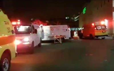 Des ambulances du Magen David Adom après une attaque criminelle à la voiture bélier, à Kuseife, village bédouin du sud du pays, le 30 juillet 2016. (Crédit : capture d'écran YouTube)