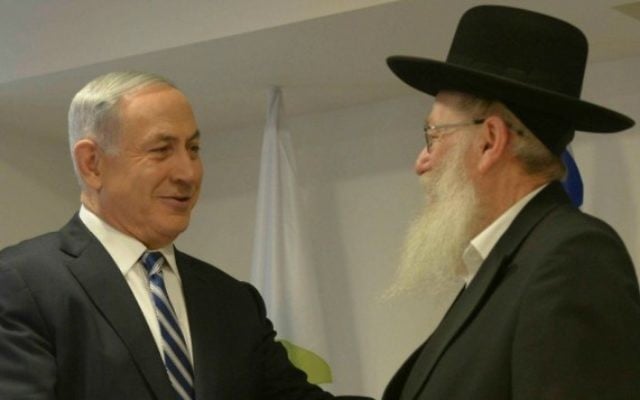 Le Premier ministre Benjamin Netanyahu,  à gauche, et son ministre de la Santé, Yaakov Litzman, au ministère de la Santé, à Jérusalem, le 20 mai 2015. (Crédit : Amos Ben Gershom/GPO/Flash90)