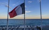 Le drapeau français en berne devant une plage vide de la Promenade des Anglais à Nice, au lendemain d'un attentat qui a fait 84 morts, le 15 juillet 2016. (Crédit : David Ramos/Getty Images via JTA)