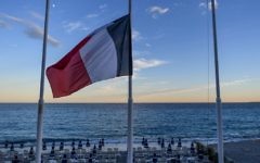 Le drapeau français en berne devant une plage vide de la Promenade des Anglais à Nice, au lendemain d'un attentat qui a fait 84 morts, le 15 juillet 2016. (Crédit : David Ramos/Getty Images via JTA)