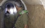 Le général de brigade Michael Edelstein, alors commandant de la Division de Gaza, dans un tunnel qui s'étend de la bande de Gaza à Israël, en novembre 2013. (Crédit : Mitch Ginsburg/Times of Israël)