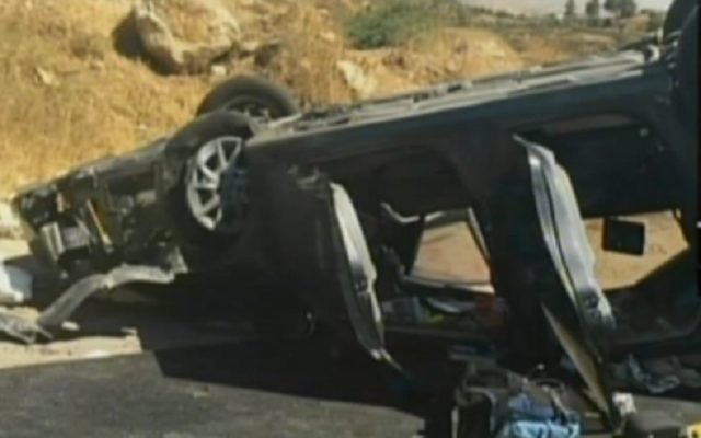 Une voiture israélienne a été la cible de tirs provenant d'un autre véhicule près de Hébron, le 1er juillet 2016. Une personne est décédée (Crédit : Judea and Samaria rescue services) Une voiture israélienne a été la cible de tirs provenant d'un autre véhicule près de Hébron, le 1er juillet 2016. Une personne est décédée (Crédit : Judea and Samaria rescue services)