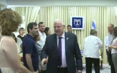 Le président Reuven Rivlin et son épouse rencontrent des membres de la famille de Shira Banki et des dirigeants de la communauté de Jérusalem LGBT le 17 juillet, 2016. (capture d'écran: YouTube)