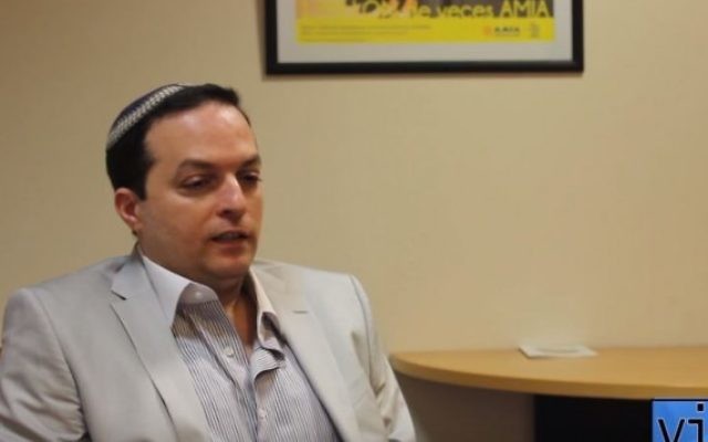 Ariel Sabban Cohen, président de la Délégation des associations juives d'Argentine. (Crédit : capture d'écran YouTube/VIS A VIS)