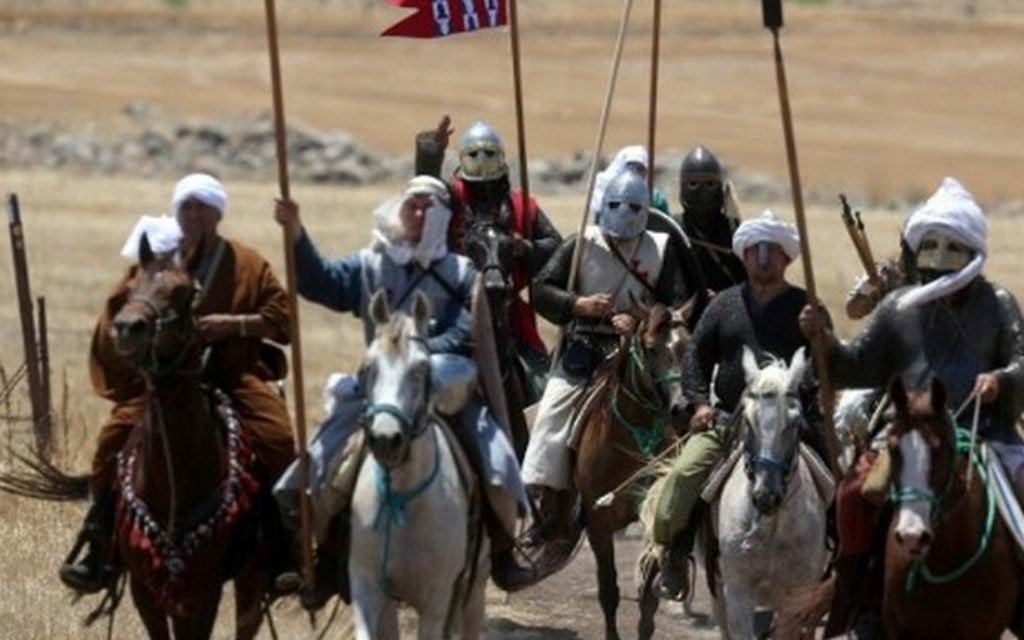 Des participants de la reconstitution historique annuelle de la bataille de Hattin de 1187, dans le Nord d'Israël, le 2 juillet 2016 (Crédit : AFP PHOTO / MENAHEM KAHANA)