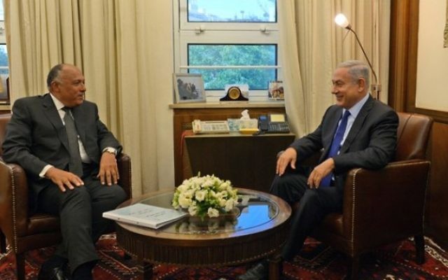 Le Premier ministre Benjamin Netanyahu et le ministre égyptien des Affaires étrangères Sameh Choukri à Jérusalem, le 10 juillet 2016. (Crédit : Haim Zach/GPO) Le Premier ministre Benjamin Netanyahu et le ministre égyptien des Affaires étrangères Sameh Choukri à Jérusalem, le 10 juillet 2016. (Crédit : Haim Zach/GPO)