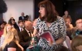La députée juive britannique travailliste Ruth Smeeth quitte la présentation d'un rapport sur l'antisémitisme au sein de son propre parti après qu'un soutien de Jeremy Corbyn l'a accusée de contrôler les médias, à Londres, le 30 juin 2016. (Crédit : capture d'écran YouTube)