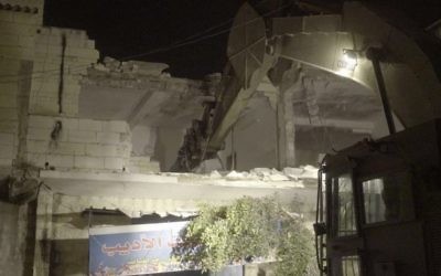 Les forces de sécurité ont détruit le domicile du Palestinien Balal Abu Zeid, qui a été jugé coupable de complicité dans une attaque terroriste pendant laquelle une garde-frontière de 19 ans, Hadar Cohen, a été tuée. La maison d'Abu Zeid à Qabatiya a été démolie le 18 juillet 2016. (Crédit : porte-parole de l'armée israélienne)