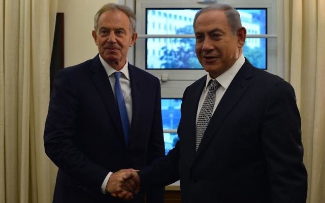 Tony Blair et Benjamin Netanyahu, le 11 juillet 2016 à Jérusalem (Crédit : Kobi Gideon/GPO) Tony Blair et Benjamin Netanyahu, le 11 juillet 2016 à Jérusalem (Crédit : Kobi Gideon/GPO)