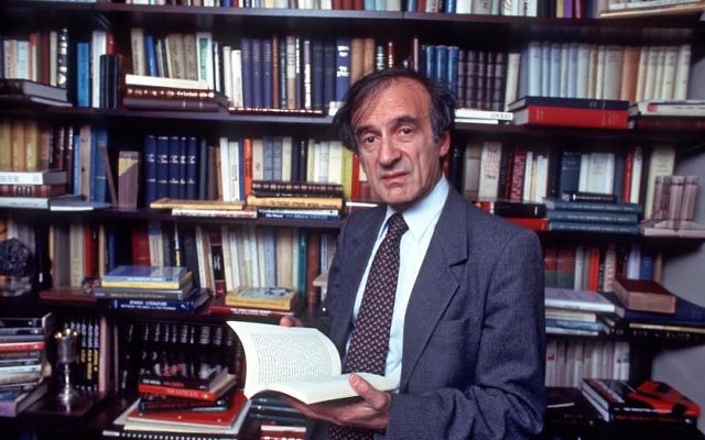 Elie Wiesel, auteur de plus de 50 livres et récipiendaire du Nobel de la Paix, dans l'étude de sa maison de New York, le 14 octobre 1986. (Crédit : Allan Tannenbaum/Getty Images) Elie Wiesel, auteur de plus de 50 livres et récipiendaire du Nobel de la Paix, dans l'étude de sa maison de New York, le 14 octobre 1986. (Crédit : Allan Tannenbaum/Getty Images)